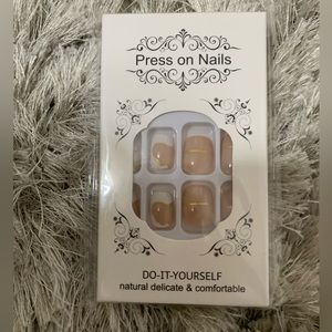 24 pcs of fake nails white with glitter.